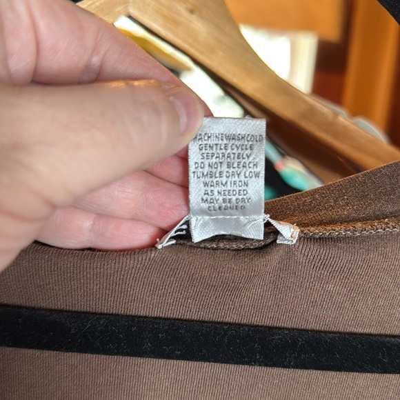 Chico’s Cap Sleeve V Neck Chocolate Brown Tee Shirt Size Medium (1) - Picture 4 of 6